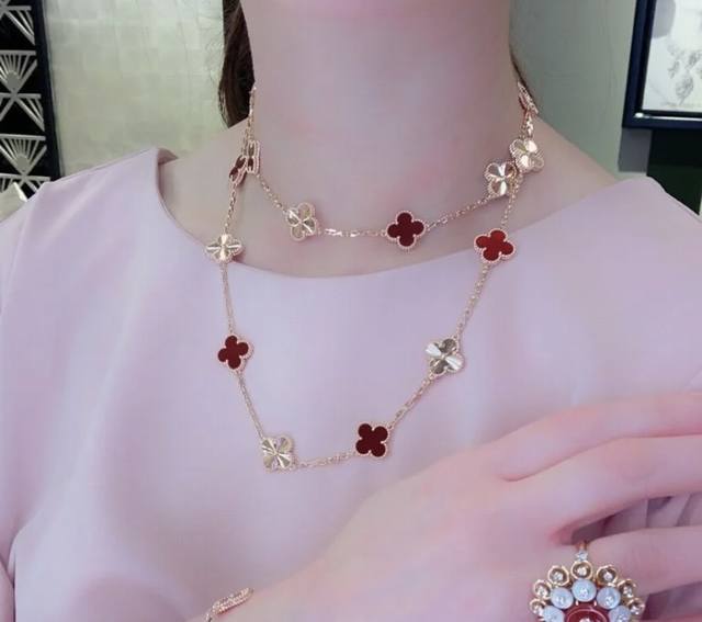 V金材质Vca镭射红20花项链。Cleef&Arpels 四叶草 此系列设计灵动，线条流畅，易于佩戴。展现无限搭配的可能，为每一位女性的生活带来丰富多样的风姿。