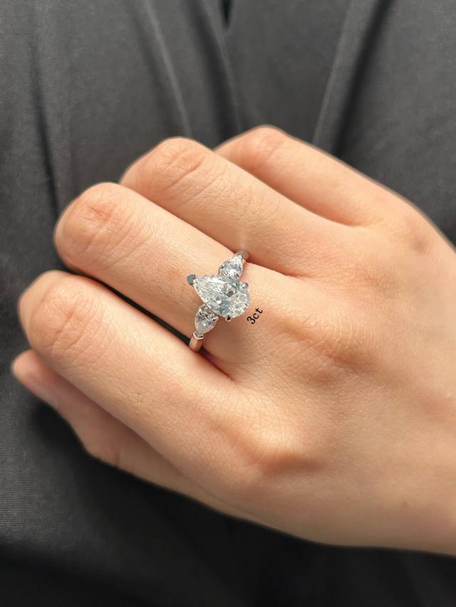 此款调价彩宝：925市场最精工 实价 3克拉三水滴戒指 码数：5678。栩栩如生，精工的切割高端定制925纯银镶嵌高碳钻 Bling Bling 雍容的设计，奢