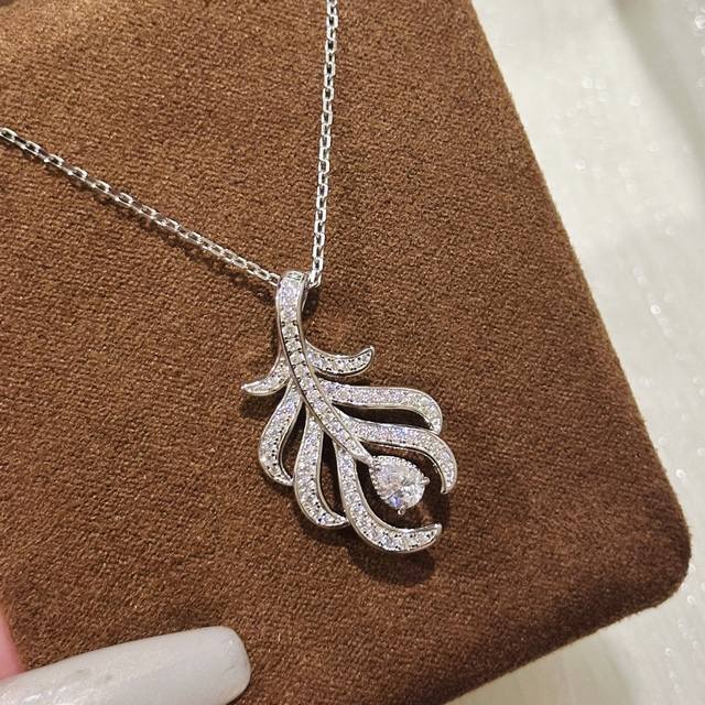 A6616 宝诗龙 爆款 新款羽毛 水滴单钻 项链 通体纯银镶嵌Aaaaa级高碳钻 个性时尚 引领潮流 通体925纯银 镶嵌工艺 女神必备时尚单品 电镀厚金 纯