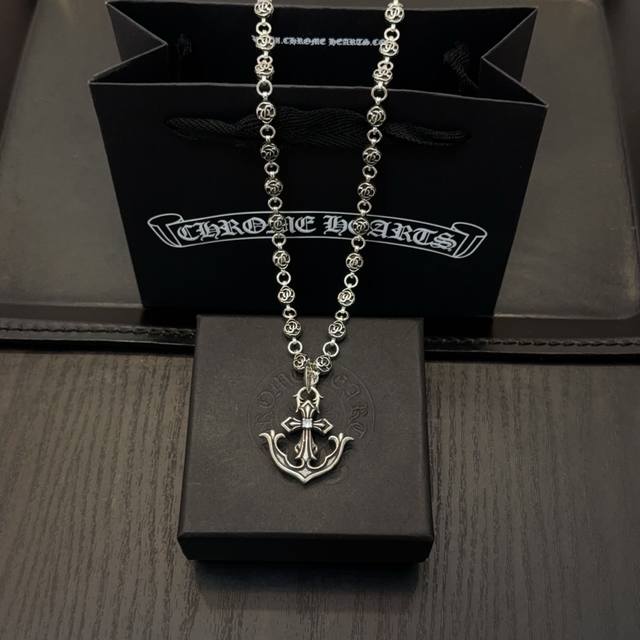 新款 专柜品质 Chrome Hearts克罗心经典复古花球项链 盾牌吊坠 凹凸造型不同的花纹设计风格 呈现出与众不同 十字架 童军花是克罗心的志 所以更经久不