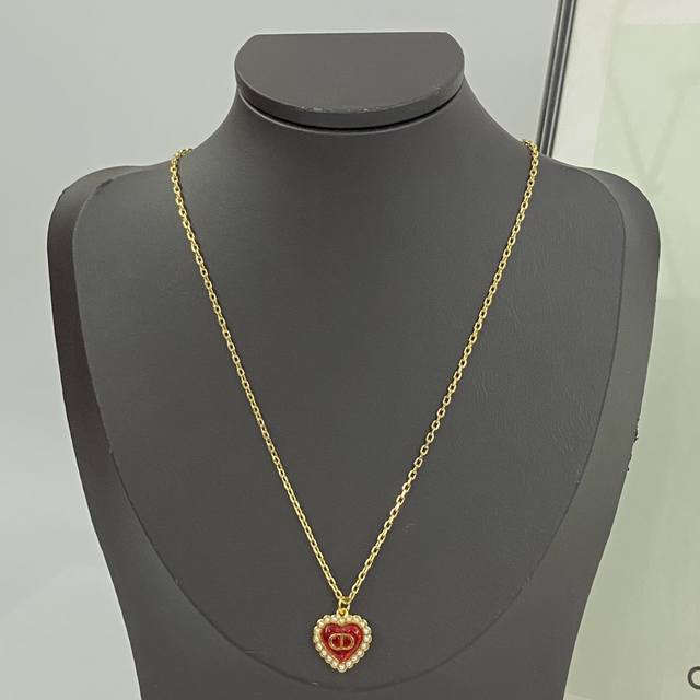 今日新款 编码N1125 Dior项链热销款火爆上新 迪奥酒红小爱心珍珠项链 酒红色玻璃爱心珍珠镶边，热烈的红色搭配Cd Logo像一颗复古红酒糖，法式精致感扑