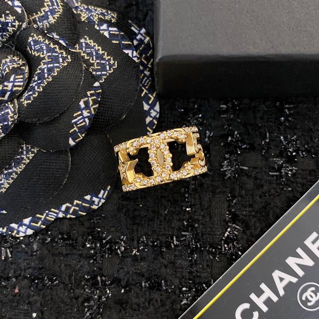 编码R032 戒指热销款火爆上新 同步专柜独家高端品质实拍图代购级别做工精致细腻重工版本超级仙女唯美的一款做工超级细心无漏洞媲美Zp买到就是赚到啦