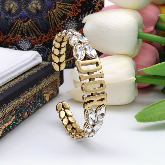 编号Dsz0007 迪奥水钻大手镯 耳圈设计 饱满的麦穗马眼钻搭配麻花编织 太美了 闪闪惹人爱