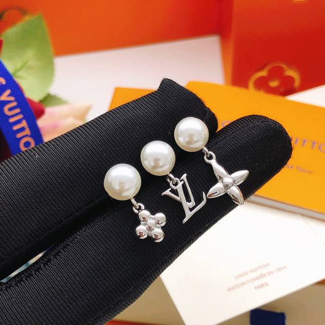 编号Led0391 Lv*最新款三合一耳钉 一致Zp黄铜材质