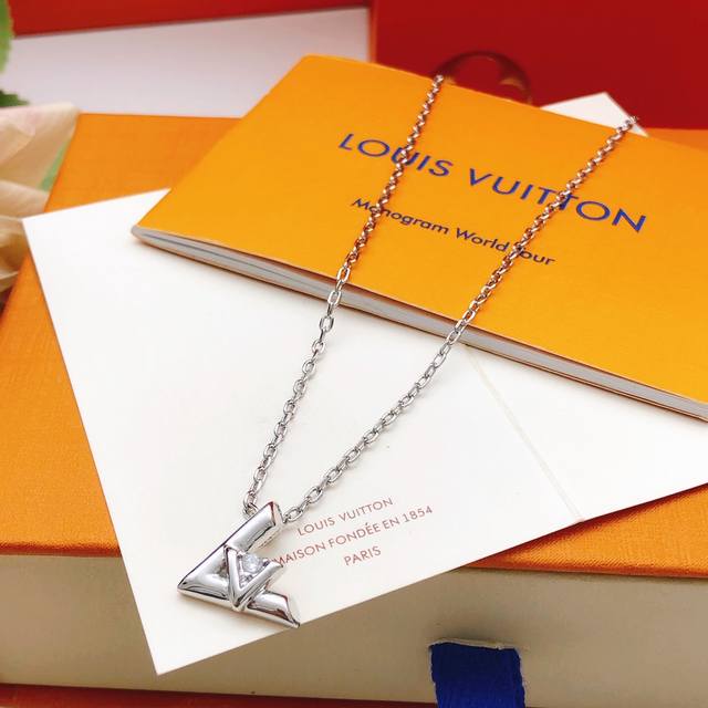 编号Lxl0214 Lv*最新款银色Vv字项链 一致Zp黄铜材质