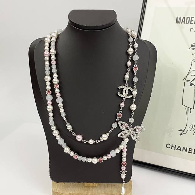 香奈儿项链热销款爆上新 Chan 25 银色满钻蝴蝶粉色琉璃珠毛衣链 白粉琉璃串珠银色粉水晶蝴蝶流苏珍珠，美的有点梦幻 灵感来源于国风元素庄周梦碟的极致浪漫 像