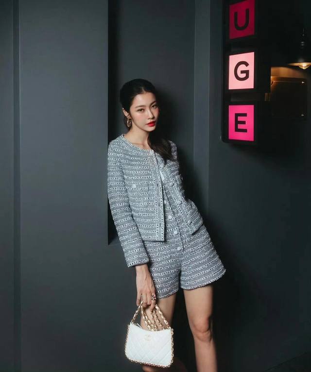 我们出品 Z批 8970！量大咨询客Fu 香 链条双C耳圈 24春夏最新款绝美系列！全网首发！老规矩先买先得闭眼冲太爱啦巨美真心不是盖的，我们做五金的工艺，可以