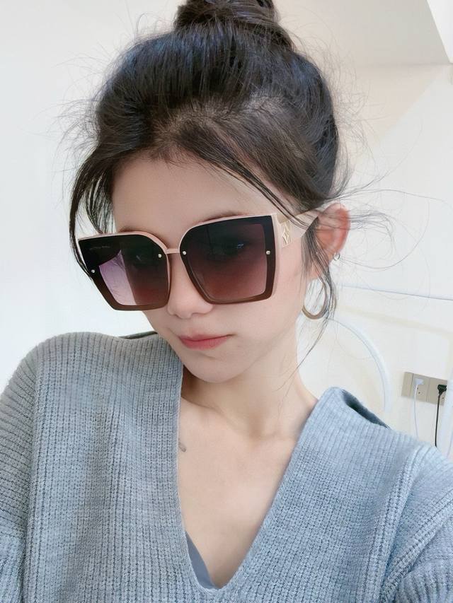 Tr偏光系列 Lv大框太阳镜墨镜经典的方框设计，不挑脸型，无论搭配大衣还是连衣裙都非常显气质偏光镜片预防紫外线 型号：型号：L822