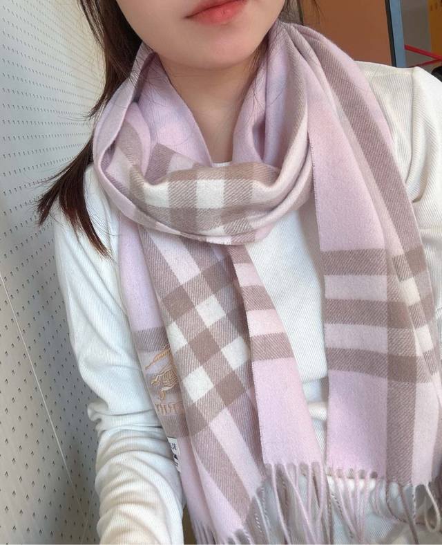 Burberry 巴宝莉怒推走量爆款经典战马格纹围巾重磅推荐 %羔羊绒非常保暖 柔软亲肤，不扎脖万年经典格纹，搭配战马Logo刺绣，低调又不失奢华男女通用情侣款