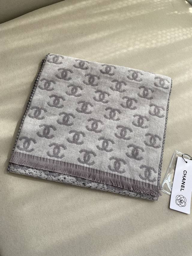 双C满Logo渐变围巾 围巾是从双C满印Logo逐渐消失变成纯色的过程 不论是满Logo还是纯色那面都是非常经典百搭的设计 淡奶茶色 一种低调的老钱风 非常松弛