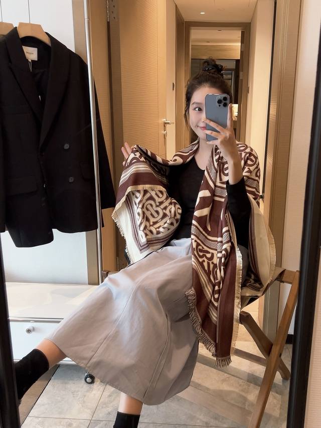 巴宝莉 原单美物 非常显气质的款New~300支高端方巾！同步专柜，真心美爆了的设计 两个色也是非常适合日搭的配色实物很美好.Baby Cashmere高端羊绒