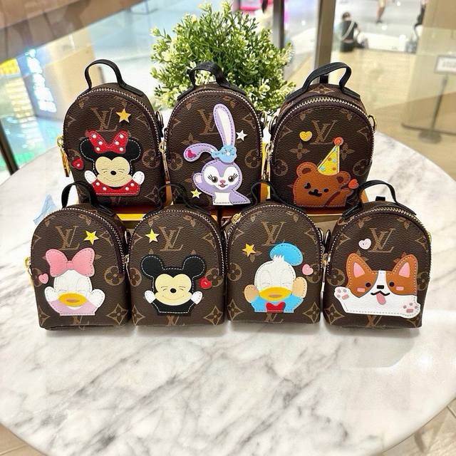 配图片原版包装超纤版本，非一般pu版本独家新品 星黛露兔子、圣诞熊 小柴犬、米妮乔巴唐老鸭卡包零钱包两色出货超纤材质 五金为进口钢 原版Logo 确实精致 手感