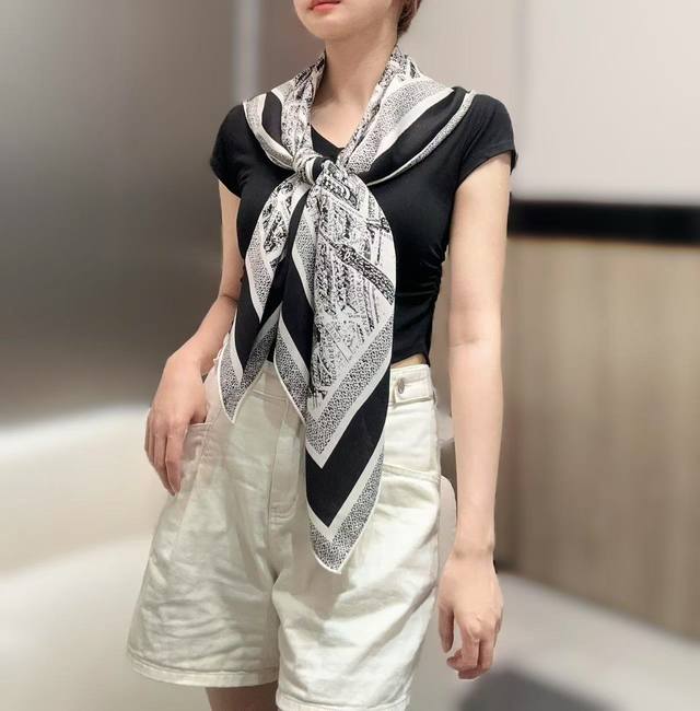 Dior 巴黎地图 黄金尺寸110*110 双面同色丝绒方巾 不爱140繁复尺寸的姐妹可以选择110哦～ plan De paris 巴黎地图 这款方巾饰以本季