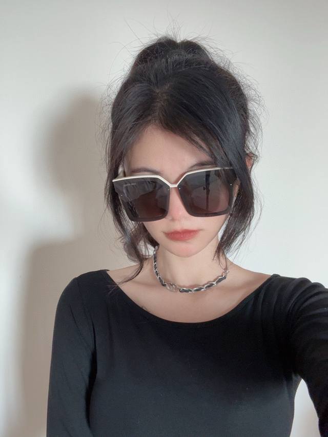 Tr偏光系列 Lv大框太阳镜墨镜经典的方框设计，不挑脸型，无论搭配大衣还是连衣裙都非常显气质偏光镜片预防紫外线 型号：型号：L4972