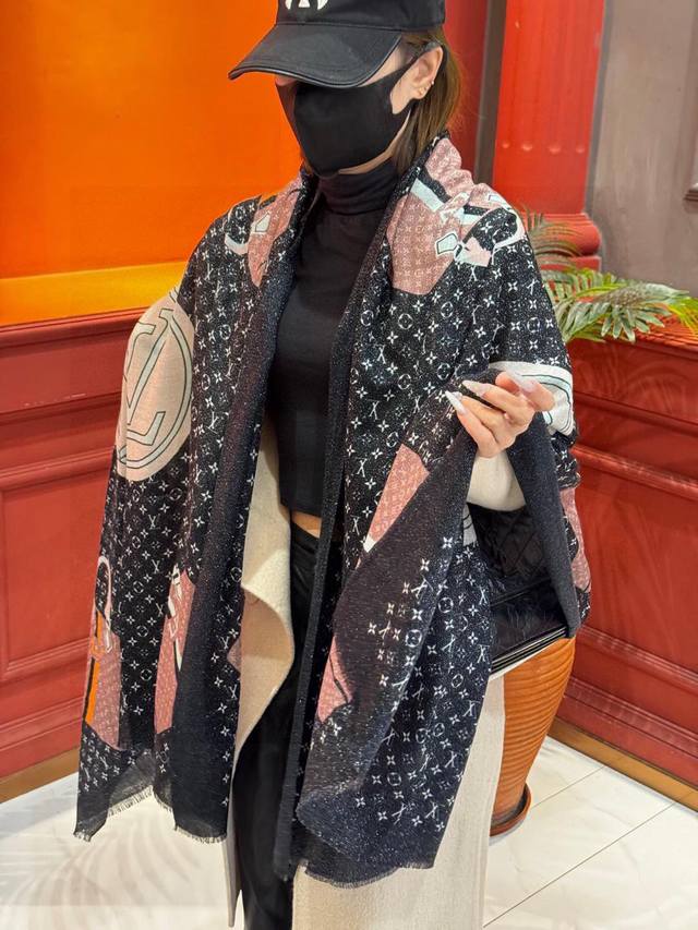 会发光发亮的围巾2025开春新款限定系列爆款到啦Lv原单正品。早秋主打款。佩戴Le Tout paris长巾Lv箱包和底部的标识丰富细节，更富女性魅力。真正的殿