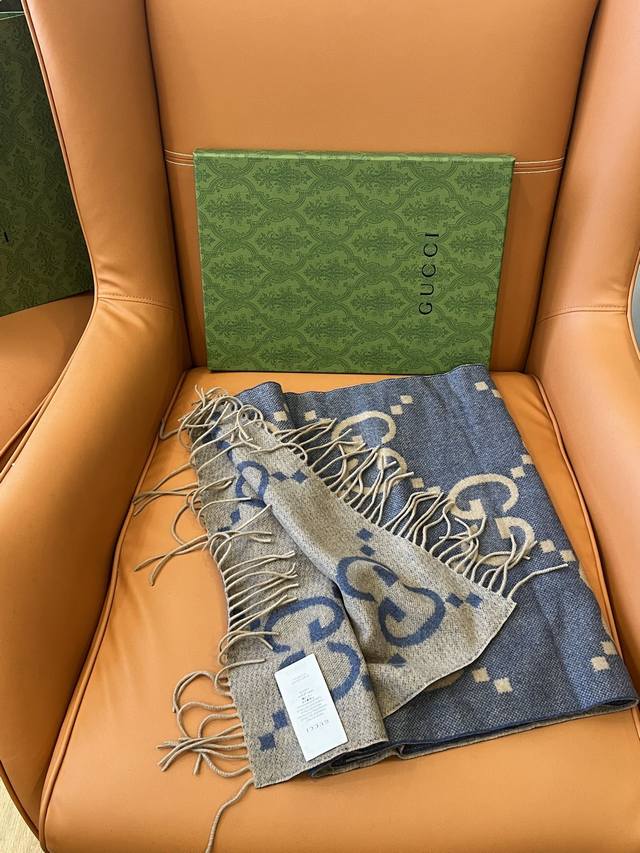 新款 大G双面羊绒围巾 蓝色 Size：45*200Cm 100%羊绒 G家难得纯羊绒出品！超大克重，顶级山羊绒，洋气大G提花、原单出品，绝对高级！两面配色：一