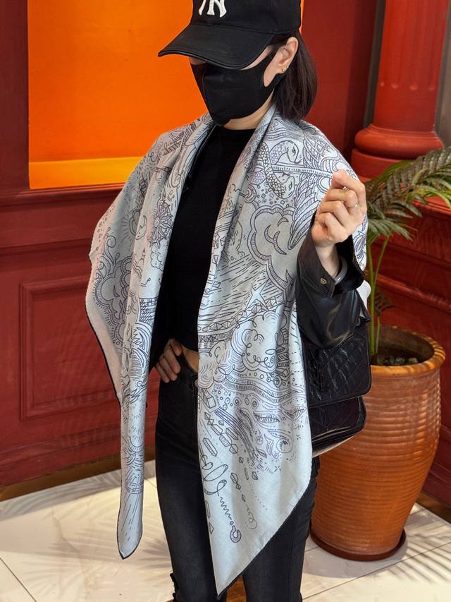 正在接通中”140丝毛方巾 140顶级丝毛双面同色印花 手工卷边丝毛方巾 30%真丝70%羊毛 这款丝毛的经典单品展现强大而迷人的女性魅力精髓。此140丝毛方巾