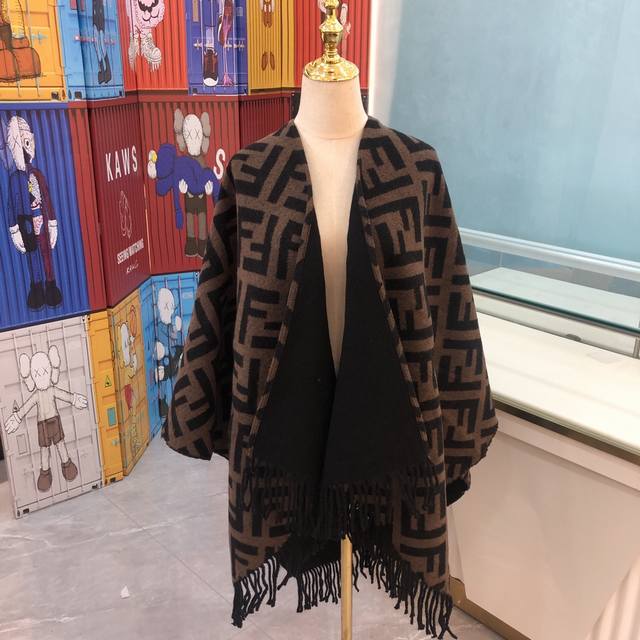 Fendi 大号包裹式两面穿斗篷,羊绒和羊毛材质。一面饰有棕色大号Ff图案,另一面则为纯黑色。边缘饰有流苏。材质:51%羊毛,49%羊绒。长度:140Cm高度: