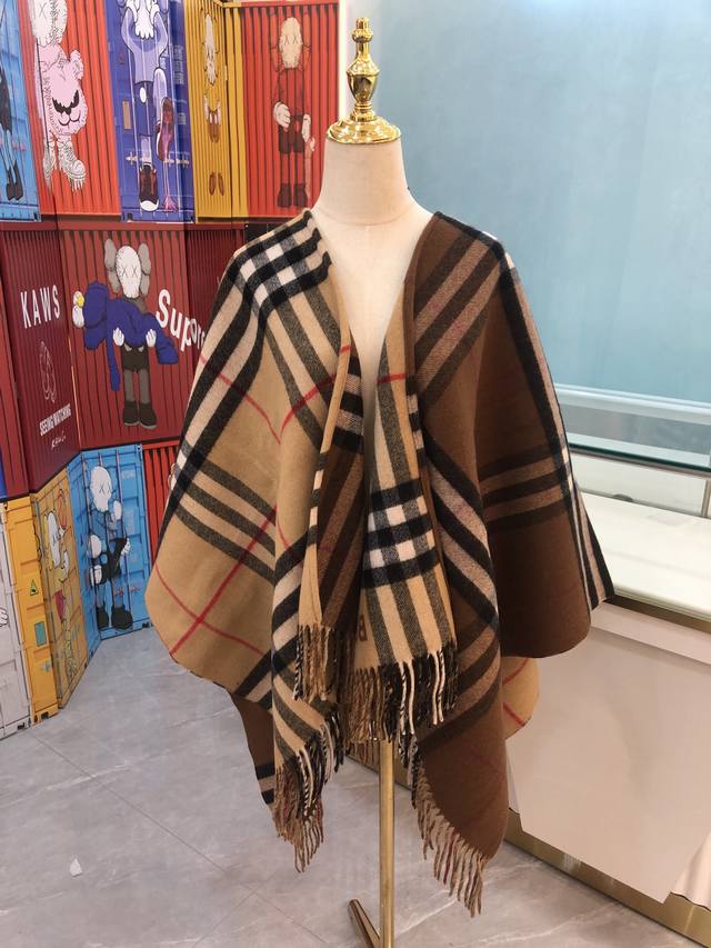 原单版本欢迎比对 .斗篷 对比感格纹羊绒披肩 140*140Cm 100%羊绒 精制披肩，选用柔软的羊绒面料打造。装饰对比感格纹及品牌徽标，彰显标志性风采。搭配