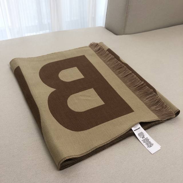人手一条推荐！！！Burberry最新双面大字母围巾！！ 超级推荐！！大字母Logo简约大牌！正反双色，完全等于2条围巾！！专柜热卖的新款，超级保暖！！尺寸33