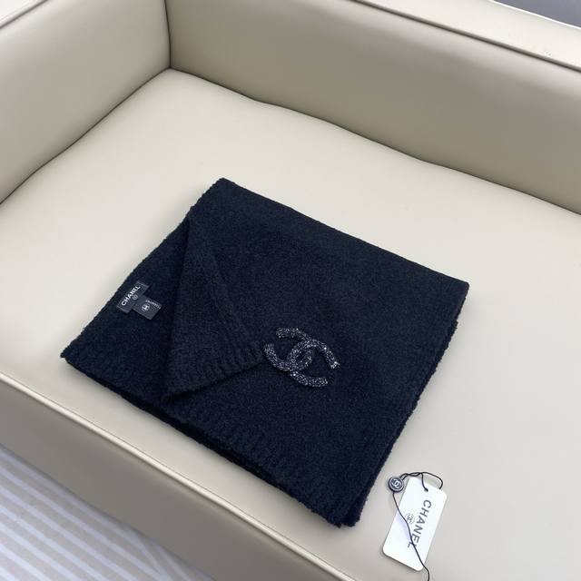 Ch 金银丝羊绒围巾 35*200Cm 100%羊绒 这款围巾采用金银丝羊绒编织而成 柔软舒适 金丝Logo 高端大气，所有的羊绒、金银丝都是进口顶级品质！