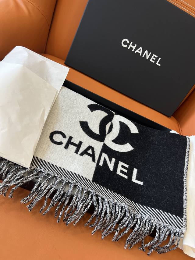 新 双面拼色提花 经典黑色！ Size：184X34Cm 不含流苏 目测是大爆款！双面异色提花 两面完全相反的颜色及图案 设计真的非常走心 ，超大品牌Logo与