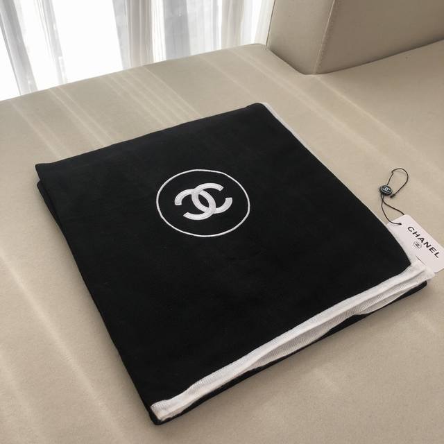 Ch**El重磅极品贸易公司订单货这个Ch**El最最众人爱的经典款需要跟大家科普下，难点1. 关于面料 面料为70%羊绒30%真丝，柔软到飙脏话，真的可以给B