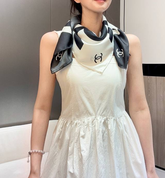 Cha香奈*Chanel最美絲巾 Cha*El春夏裡最喜歡的一條絲巾。90X90真丝 真絲的觸感實在是太舒服了 這款是黑白配色~簡單大方~ 4個角也都有小雙C~