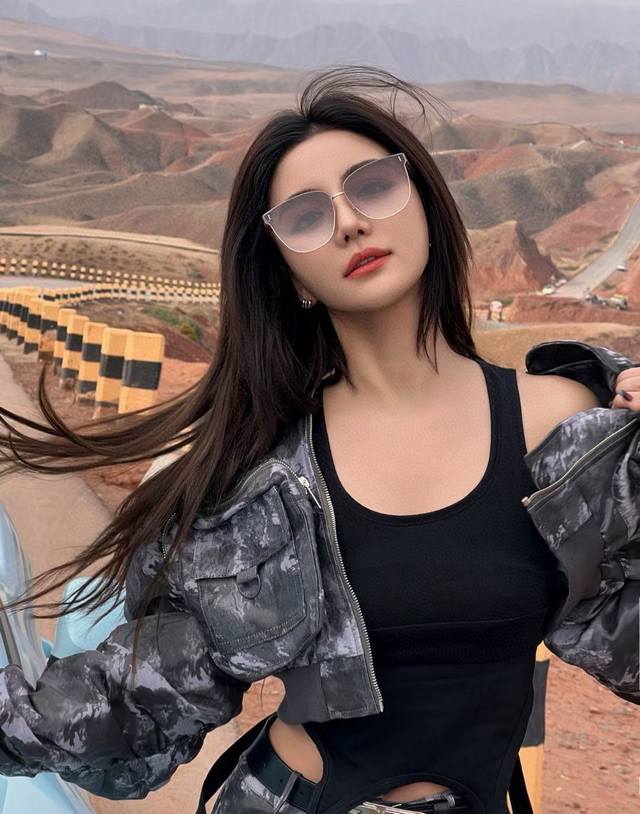 尼龙偏光系列 Dior无框太阳镜墨多边形设计，不挑脸型，无论搭配大衣还是连衣裙都非常显气质尼龙偏光镜片预防紫外线 型号：Cd8640