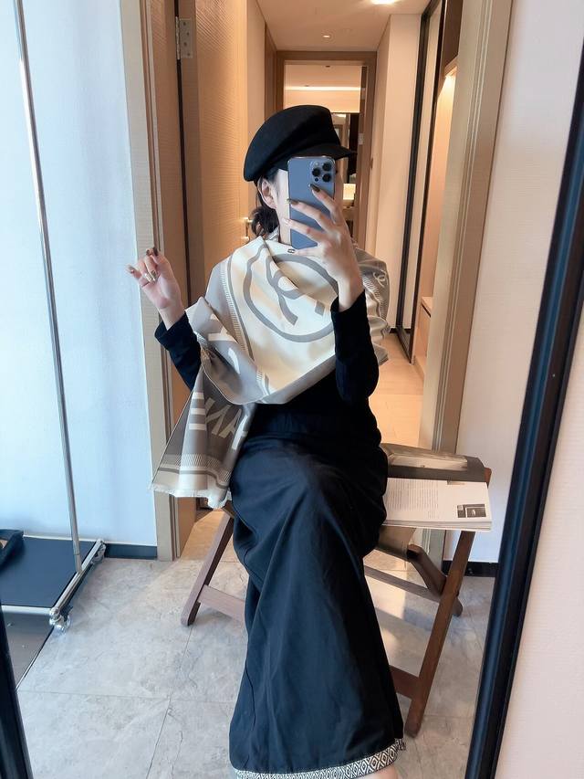 低调高奢Chanel 无论在哪种场合，都能变得高雅有品，超有品味的单品极品精英高手级别的时髦感围巾这款小香的款，质感质感好到震惊，真的越看越爱，越看越时髦，越看