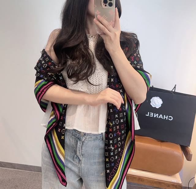 新款同花同色双面羊绒方巾抢Vip推荐 下手一定要快 高端 大爱 纯羊婴儿触感舒服到飞女人尤物 货极少 四季都可以用真心美的让人非常非常心动 上身效果简直美翻了