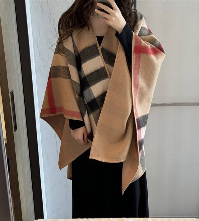 B家双面斗篷 绝对的爆款 人手一条的B斗篷 今年最热的外搭 超级有范儿 100%纯羊绒 手感简直了 这一款斗篷不会有笨重感 整个感觉像没有一样 但保暖性能简直堪