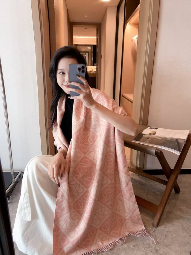 火爆全网的 ，原单品质！ 双面Anagram 缇花图案 奶茶色 Size 180X60Cm 90%羊毛10%羊绒 专店缺货爆款 中性风 简约大气的标识提花 高级