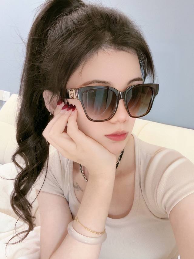 Gucci 2025开春新款 潮流爆款 时尚方框太阳镜 高品质 佩戴舒适 网红潮款墨镜 型号：G35804