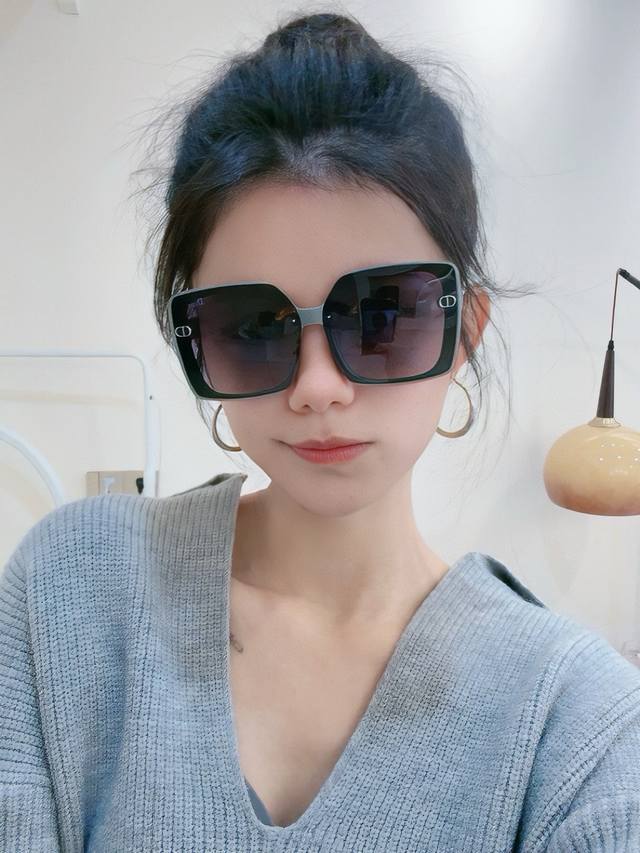 Dior-迪奥 2025开春新款 潮流爆款 时尚方框偏光太阳镜 高品质 佩戴舒适 网红潮款墨镜 女士高清偏光太阳镜 高品质Tr镜框 型号：Cd3227