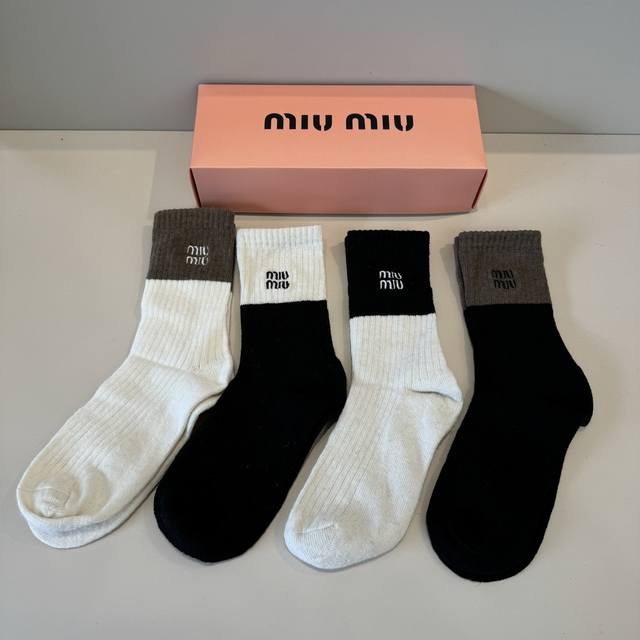 缪缪 新款早秋长筒袜，款式经典，时尚高级！大牌出街，潮人必备，颜色百搭 。 一盒4双
