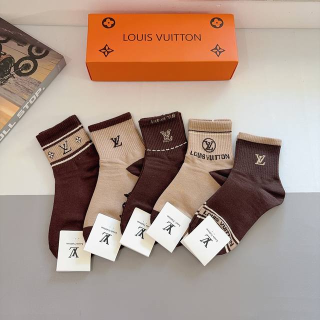 配包装 一盒5双 Lv 路易威登 超火爆小单品，纯棉面料，潮人必备 爆款，经典字母Logo中筒袜，个性时尚百搭款
