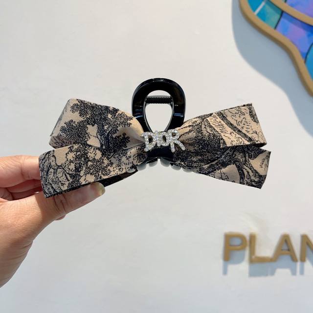 配包装 Dior 迪奥 欧美新款潮流抓夹鸭嘴夹，明星同款 女神必备单品，非常百搭，时尚发夹， 戴上它满满的高大上。