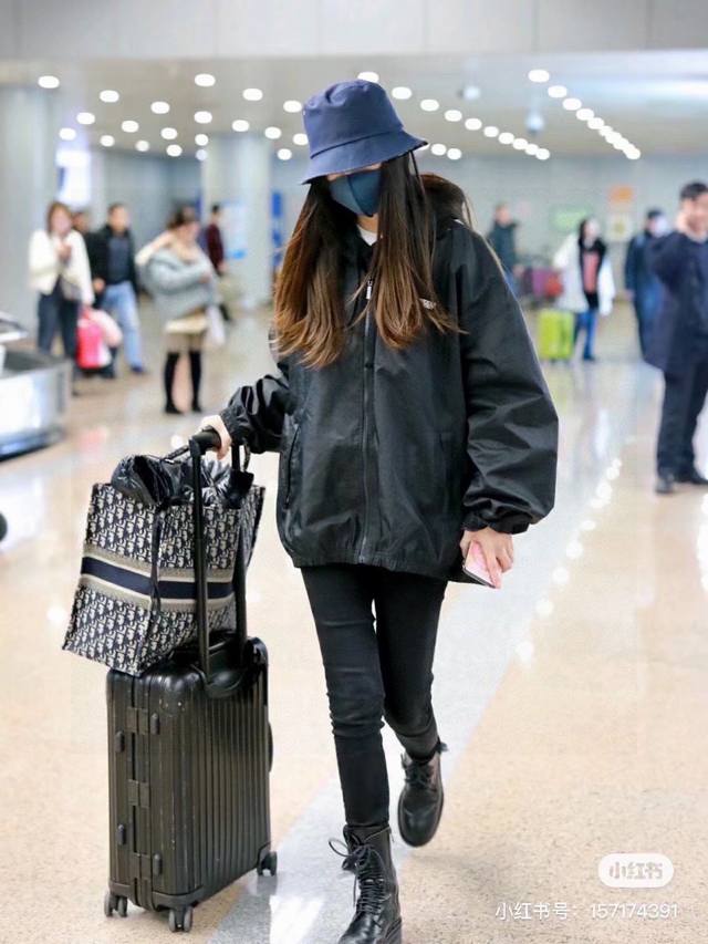 Dio*经典老花双面渔夫帽 Zg已售罄 一帽难求 经典的老花图案布满整顶帽子 反面是纯黑色 双面佩戴效果非常Nice 帽檐长5.5Cm 头围约55