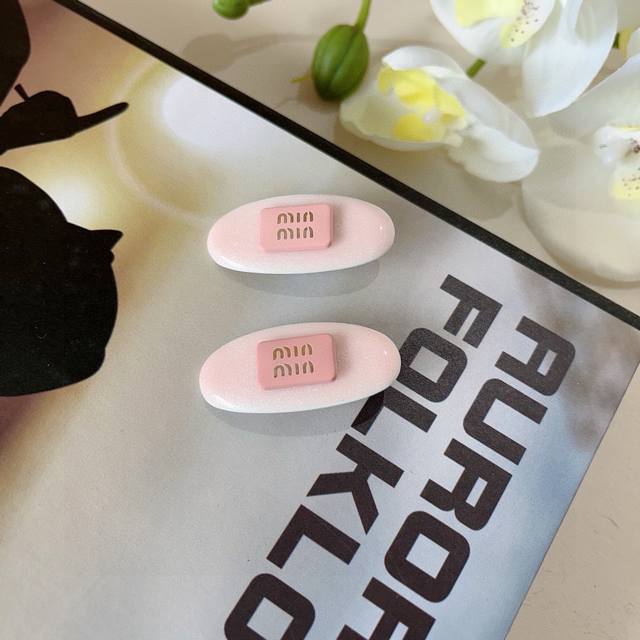 配包装 一对 Miumiu 缪缪 新款网红法式Bb夹、经典字母Logo边夹刘海夹发饰， 高级感日韩幻彩少女简约百搭款！