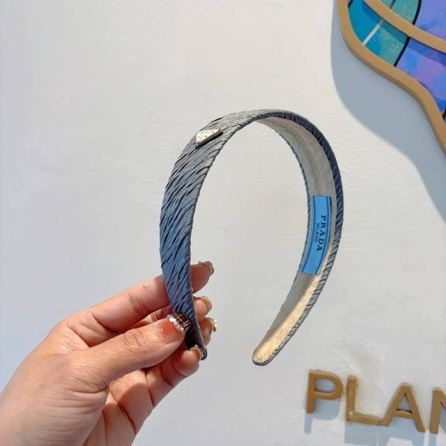 配包装 prada 普拉达 新款潮流字母发箍。气质女神必备单品，非常百搭，时尚潮流， 戴上它满满的高大上。