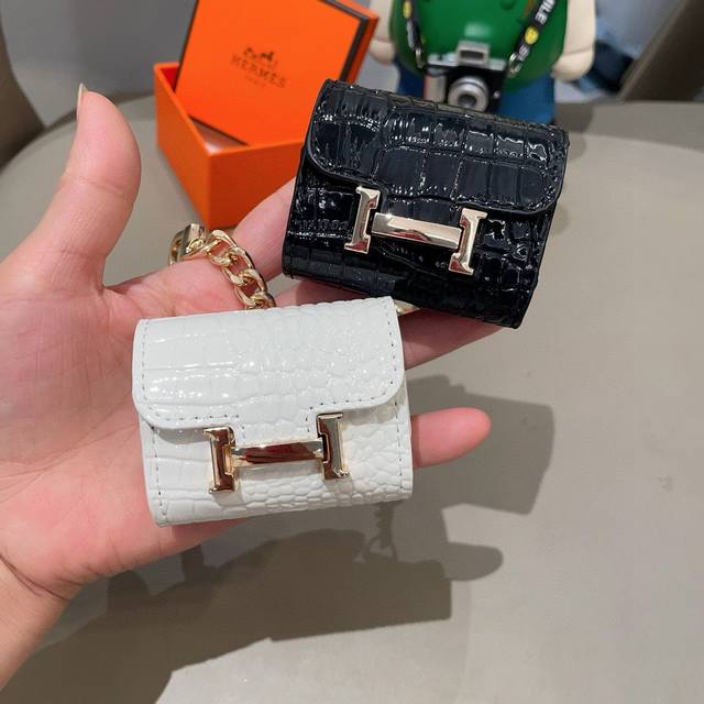 爱马仕蓝牙耳机包官网1:1耳机套 鳄鱼皮纹 花纹随机裁剪 金属Logo 时尚迷你斜挎包包 可以当包饰，耳机包一举两得！ Airpods 3代