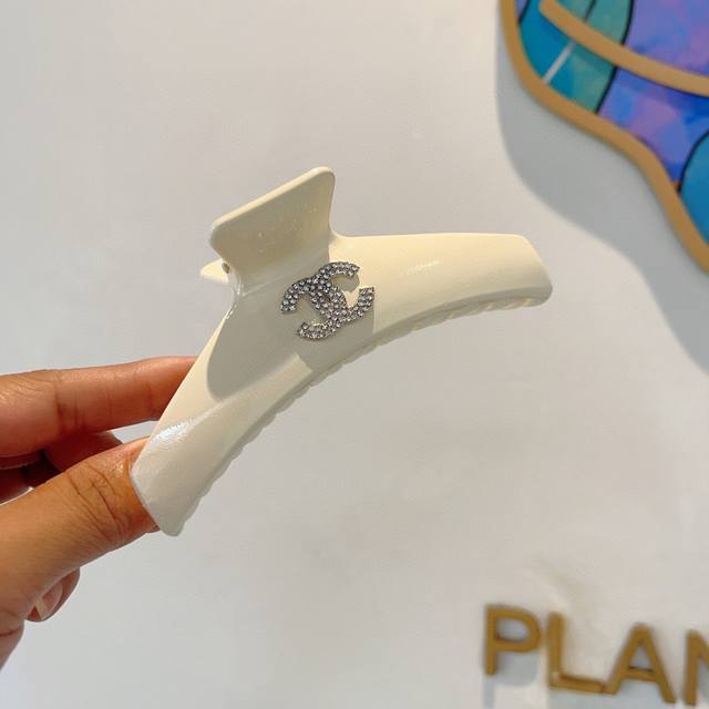 配包装 Chanel 香奈儿 新款手工贴钻网红抓夹，高级感字母简约复古发夹原单货，简约百搭，潮女必备品，超级的高大上！