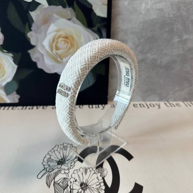 特 配专柜包装 Miumiu 缪缪 最新发箍 小仙女快入手 特殊材质 不嘞头 可盐可甜～