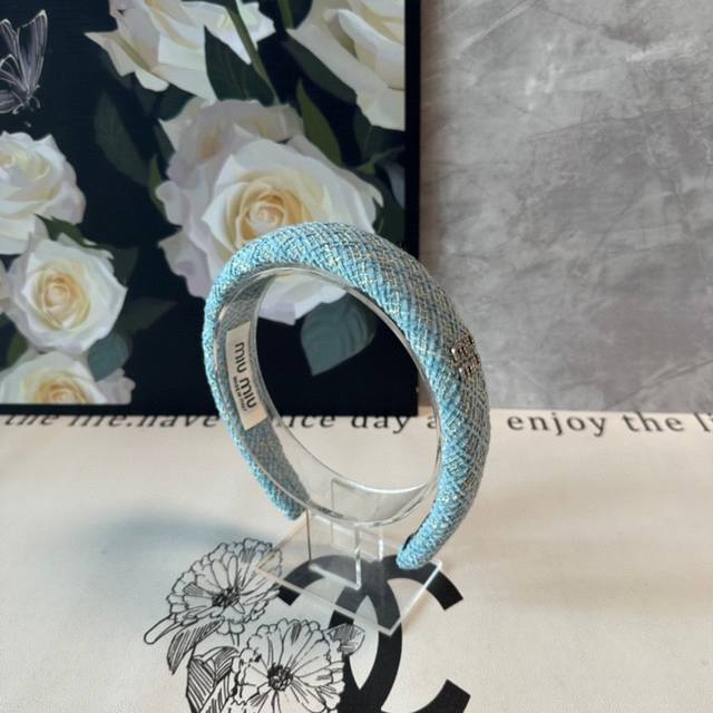 特 配专柜包装 Miumiu 缪缪 最新发箍 小仙女快入手 特殊材质 不嘞头 可盐可甜～