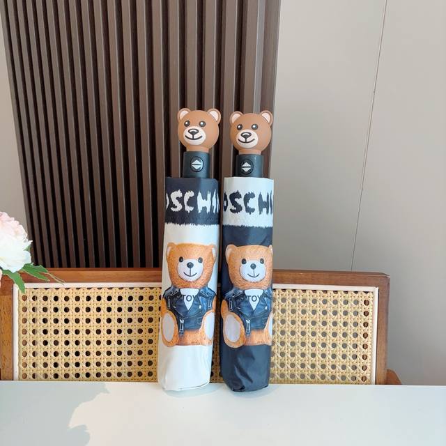 Moschino 莫斯奇诺 熊头柄 三折自动伞设计师Franco Moschino以自己的名字命名的一个意大利品牌，创立于1983年，风格高贵迷人、时尚 可爱又