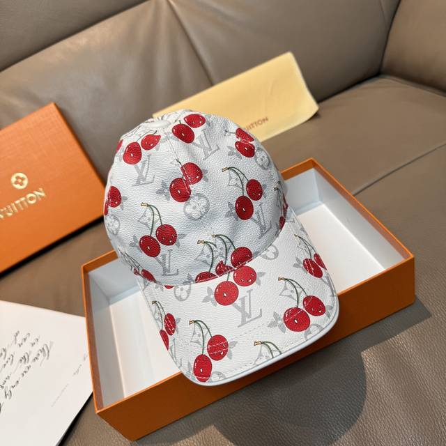 配盒子布袋，Lv路易威登新款原单棒球帽，Lv小樱桃，专柜1:1开模订制，原版pu面料+头层牛皮，轻盈透气！质量超赞，基础头围56，贴片可调节。