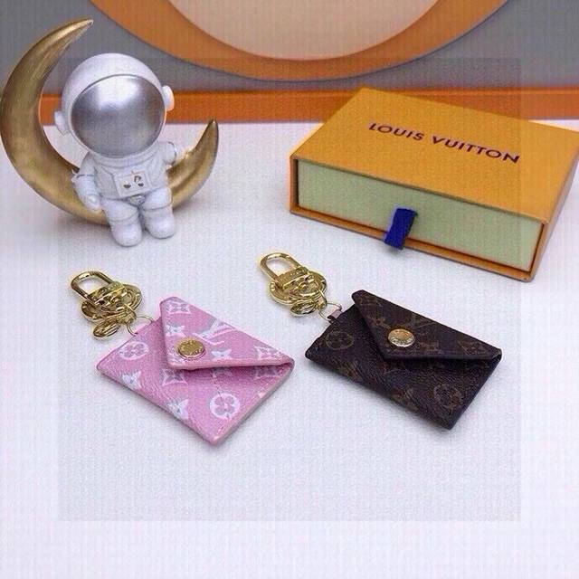 元配图片原版包装 Louis Vuitton官网M69003 Kirigami pouch包饰与钥匙扣。 Kirigami pouch包饰与钥匙扣以经典Mono