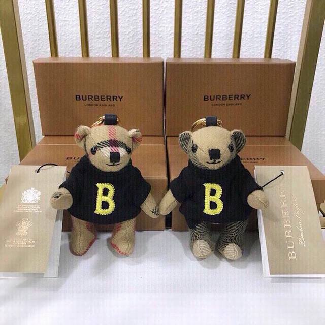 元配图片原版包装 巴宝莉Burberry官网格纹羊绒Thomas泰迪卫衣B字母款包饰与钥匙扣。 独家新款上市！全国独家实拍Thomas 泰迪熊吊饰，选用柔软的格