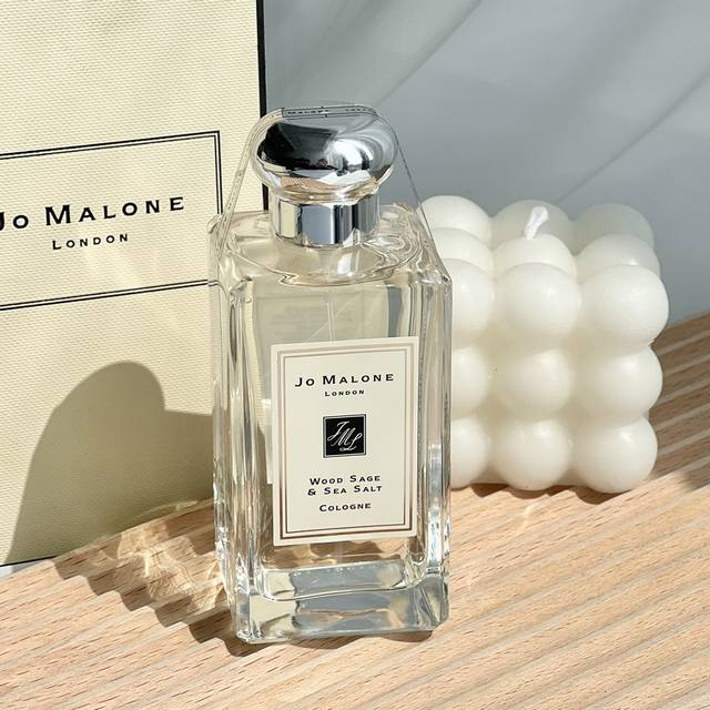 原单品质 1鼠尾草与海盐 Wood Sage & Sea Salt : 香调：馥奇香调 气味：黄葵盐鼠尾草 海藻 葡萄柚 大闻香见景：伴着海风的情窦初开，有海的